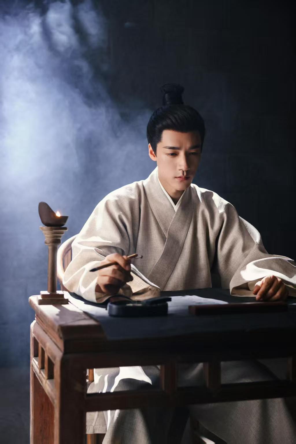 此沙一个牢房走出三种气场朝堂上令人闻风丧胆的陆都督、戏耍弱者的李东方、端正如陈彦