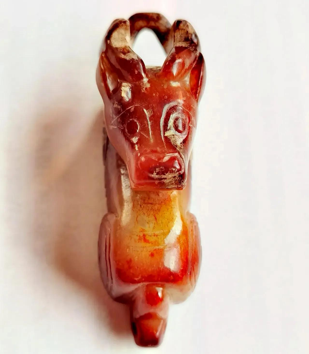 商晚期玉伏鹿。
伏鹿者，
福禄也。
古玉挂红，
价值连城。
从造型、工艺、纹饰、