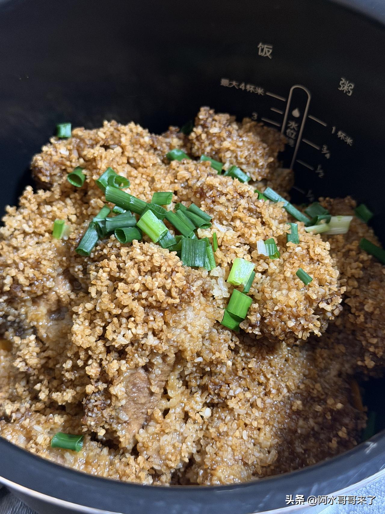 做了一锅粉蒸排骨，用高压锅压出来的，软糯入味，一口就直接脱骨了，下面用胡萝卜打底