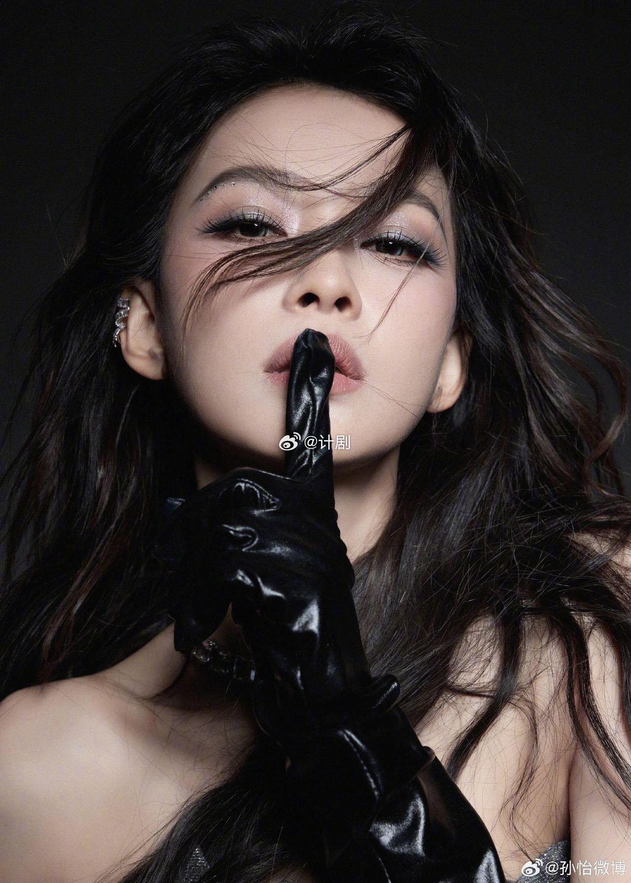 孙怡乘风2026初舞台造型孙怡初舞台造型 这套造型真的太适合孙怡了，细闪上衣在灯