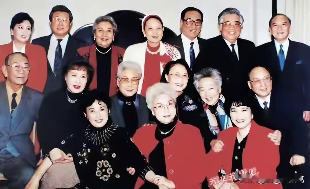 这张照片十分珍贵，我端详许久，也没看出少了谁。哪位先生或女士能帮个忙，看看还缺哪