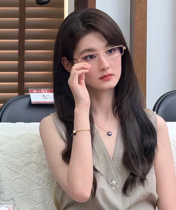 娱乐圈最忌讳的就是艺人嘴比脑子快，很多小火的演员，不是输在演技，而是栽在自己的一