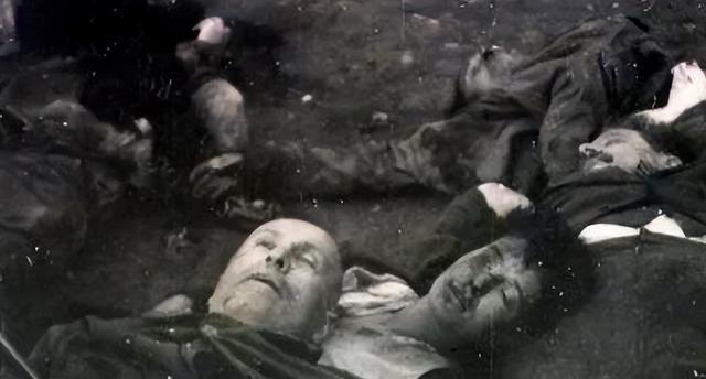 1945年，墨索里尼的情妇被处决后倒吊在广场上，短裙垂下来，整个人一览无遗。围观