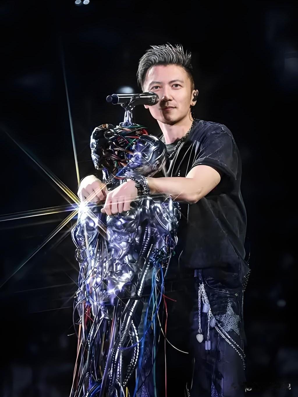 不得不说，谢霆锋的营销思维真的牛！宣传策略缜密，主要有三个大卖点：
其一，将帅进