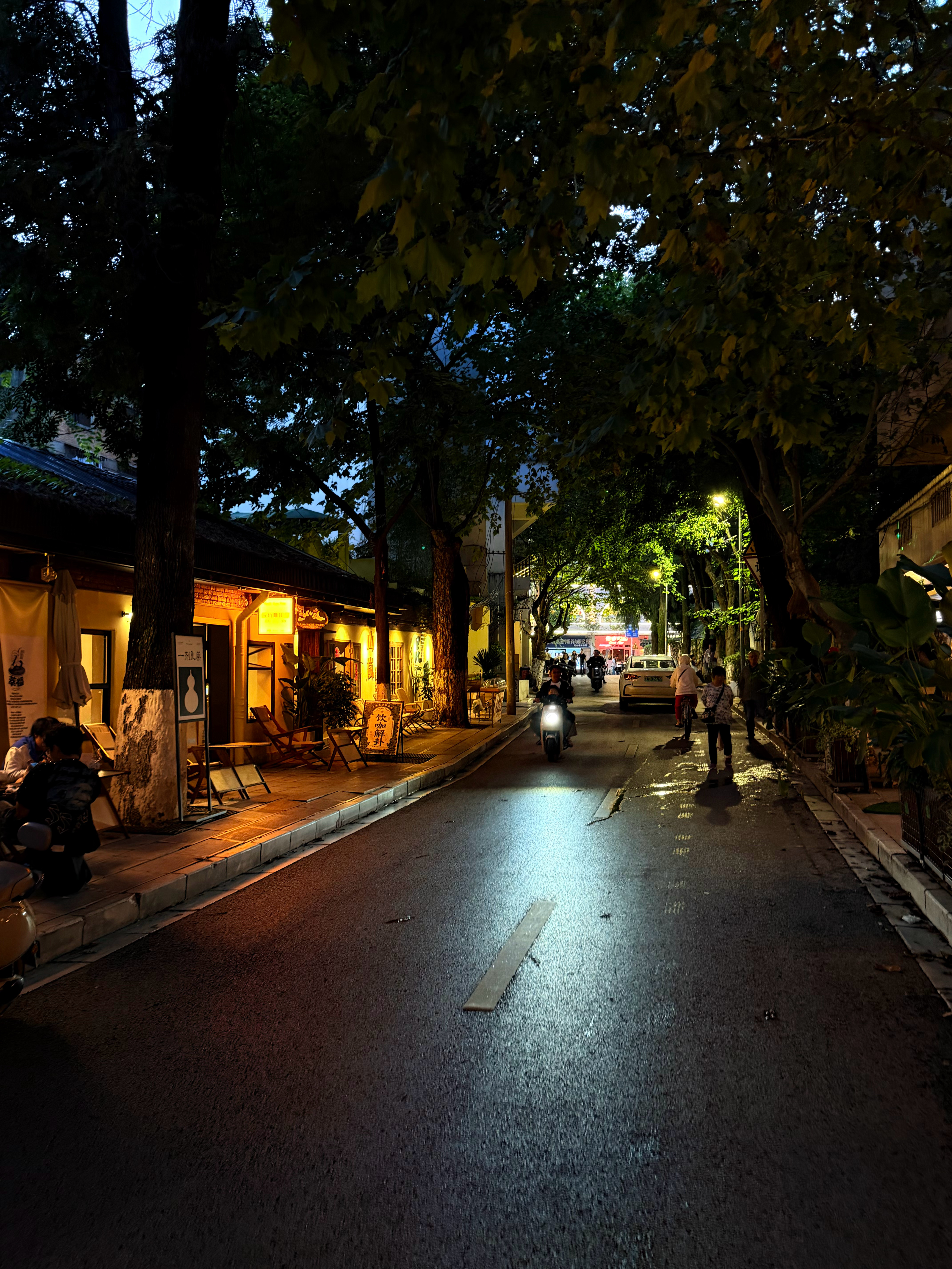 一到晚上6点，天都没黑，昆明大多数的店铺拉闸关门，生活这么写意么？问了问才知，多