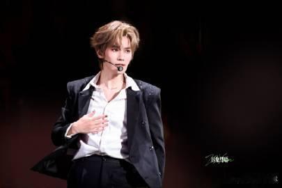 当大多数人还在享受闲暇时光，张真源却选择在彩排中不断突破自我。他不断尝试新的表演