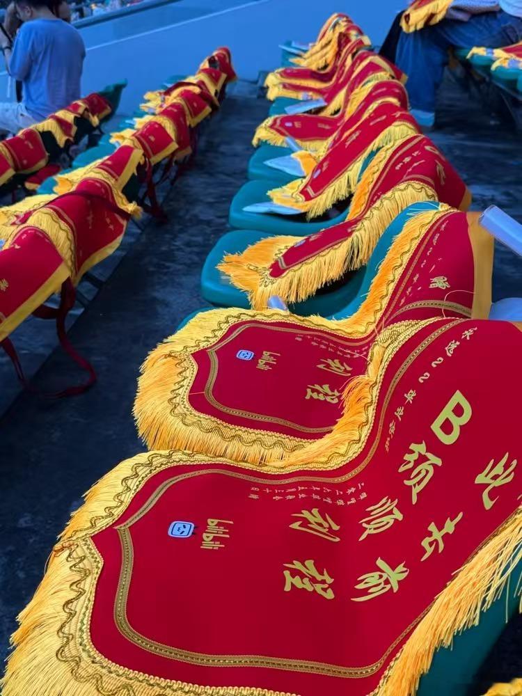 毕业歌会观众有三万个显眼包毕业歌会给观众送三万面锦旗 三万名大学生背着锦旗占领地