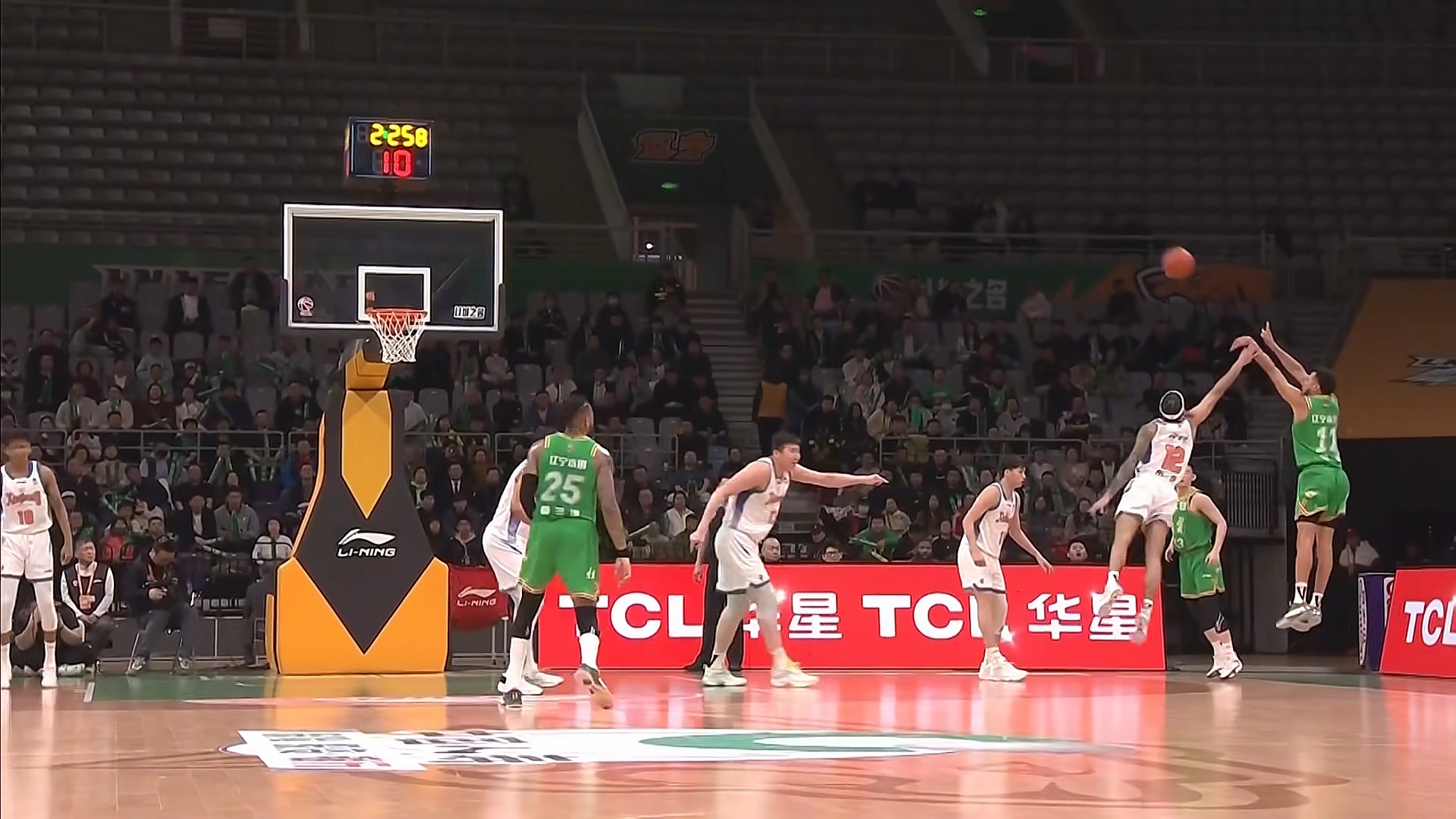 哈维单节已经命中四记三分球了辽宁男篮