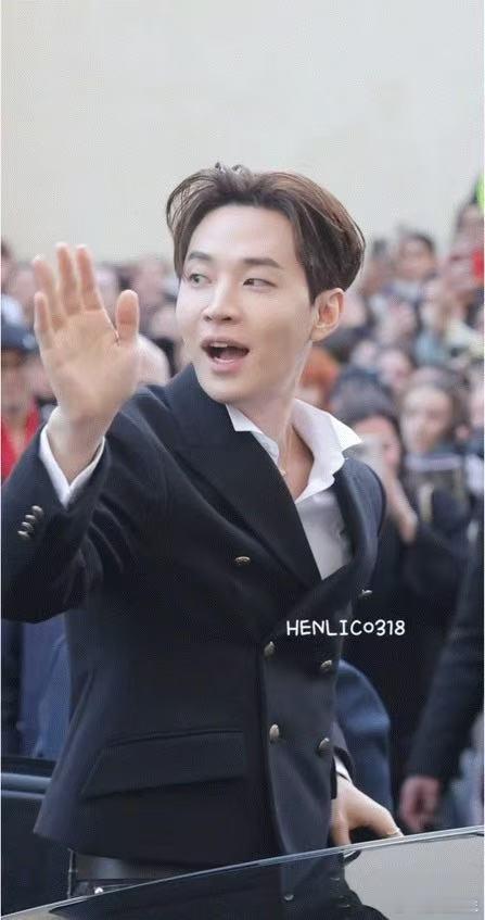 Henry海外人气这一块 谁看了Henry海外秀场的现场盛况不感叹一句他的人气太