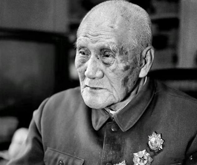 1940年秋天，毛主席去食堂时，突然一个人拎着木棍朝毛主席后脑勺砸去，千钧一发之