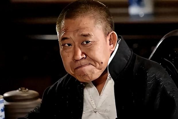 说起杜旭东，大伙脑海里立马能浮现出他那张脸，歪嘴、小眼，看着就自带一股坏人气场。