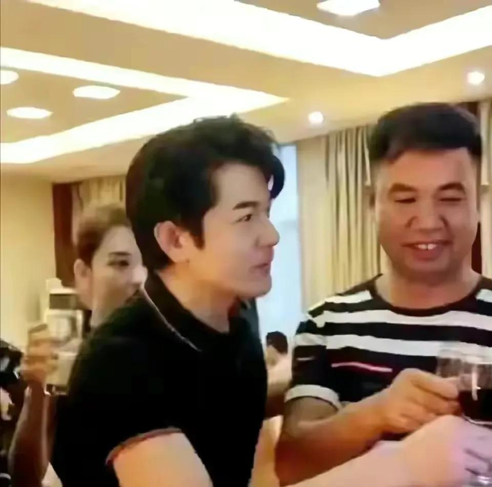 上热搜:57岁郭富城拜见59岁岳父同岁岳母，一起喝酒聚餐！

郭富城带着老婆方媛