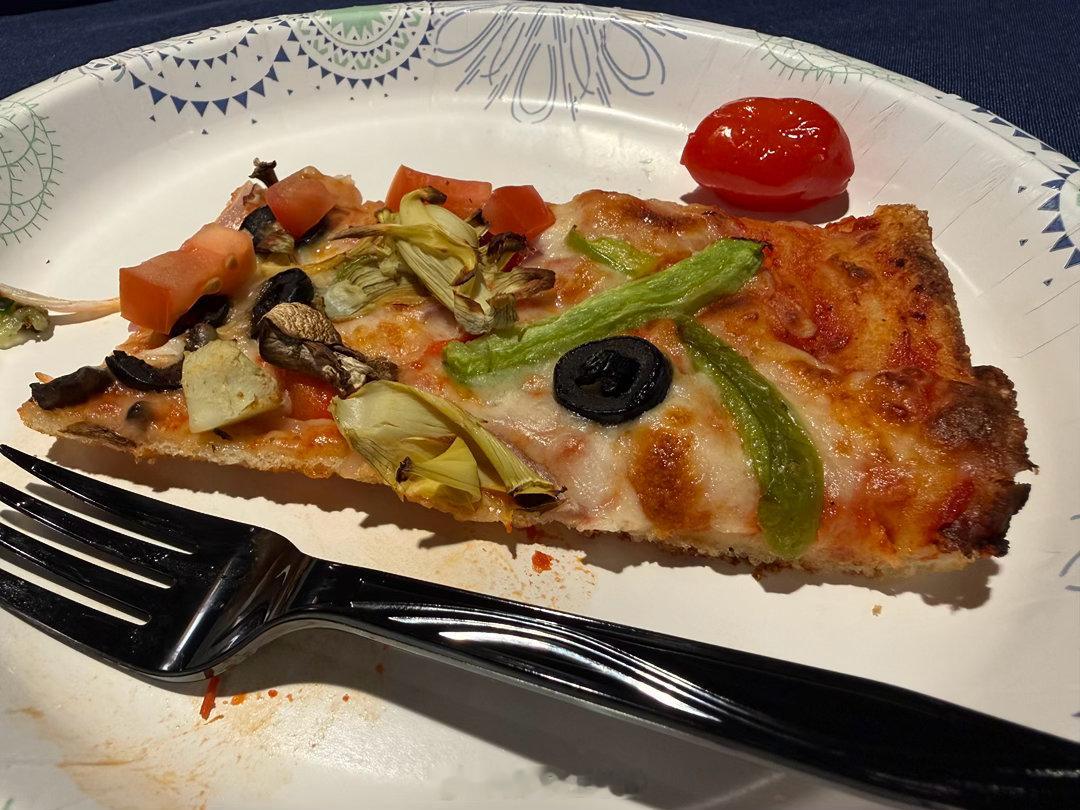 今天伊宝同学过生日。她放学就拉我去超市，要给同学买50刀的礼品卡。后来又改了想法