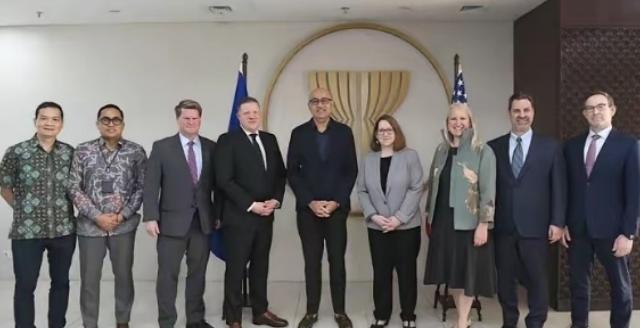 美国人天塌了！北京三天之内落下两记回应！第一记，薛瑞福带队去中企摸底被统一拒见。