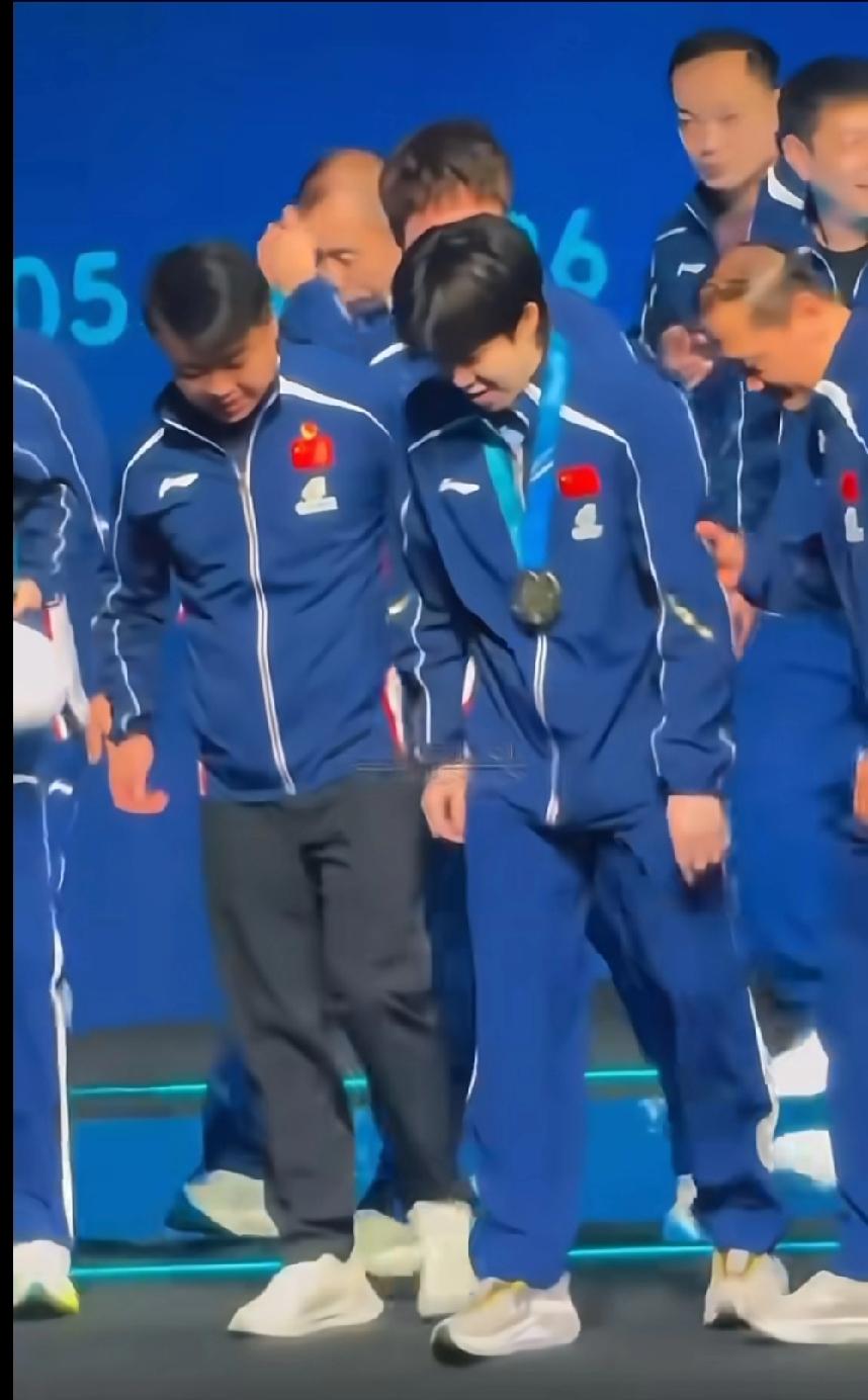 澳门世界杯合照后，这一扶太戳心！
 
刚刷到澳门世界杯国乒全队大合影后的画面，真