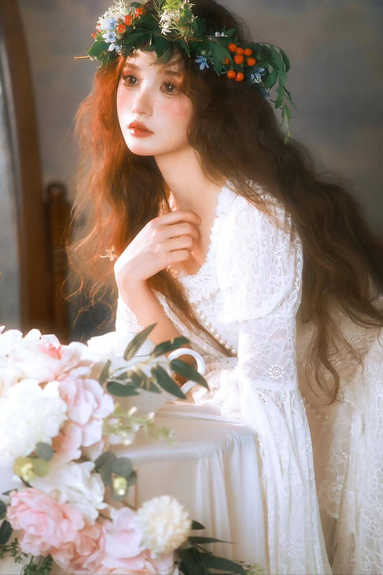 像从文艺复兴的油画布上走下来，每一寸肌肤都在发光。🎨🕯️ 这组油画写真，把光
