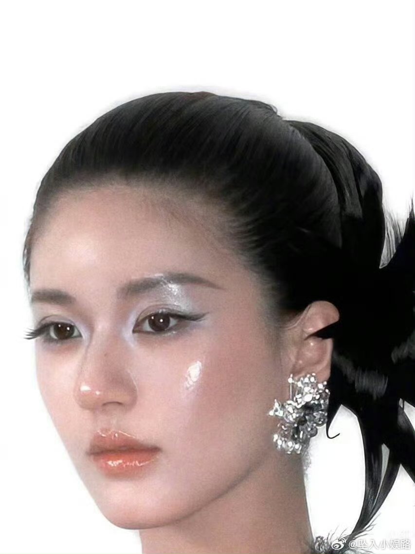 有人说赵露思是小赵丽颖，两个人像吗？ 