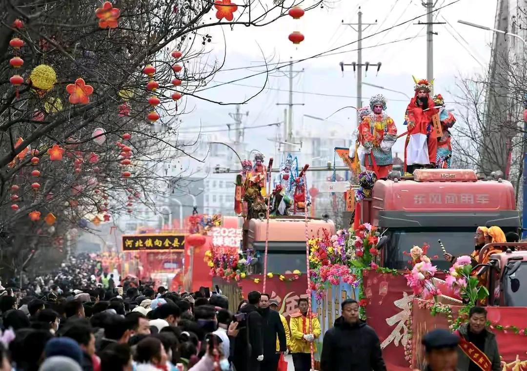 陕西、关中地区一场社火一场年：

   每年春节期间，从省城西安的大街小巷到乡村