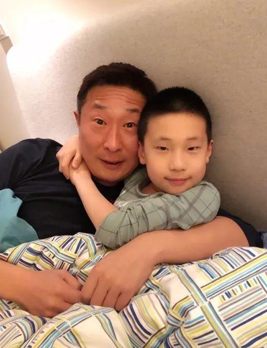老一代经典
陈强&陈佩斯
脸型，五官，笑起来的褶皱几乎一模一样，陈佩斯中年之后，