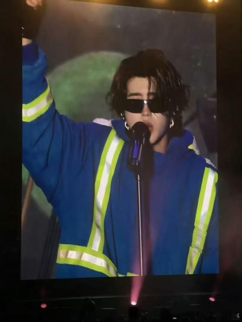 蔡徐坤新专辑首唱现场蔡徐坤新专辑live现场 蔡徐坤的新歌首唱现场真是热火朝天，