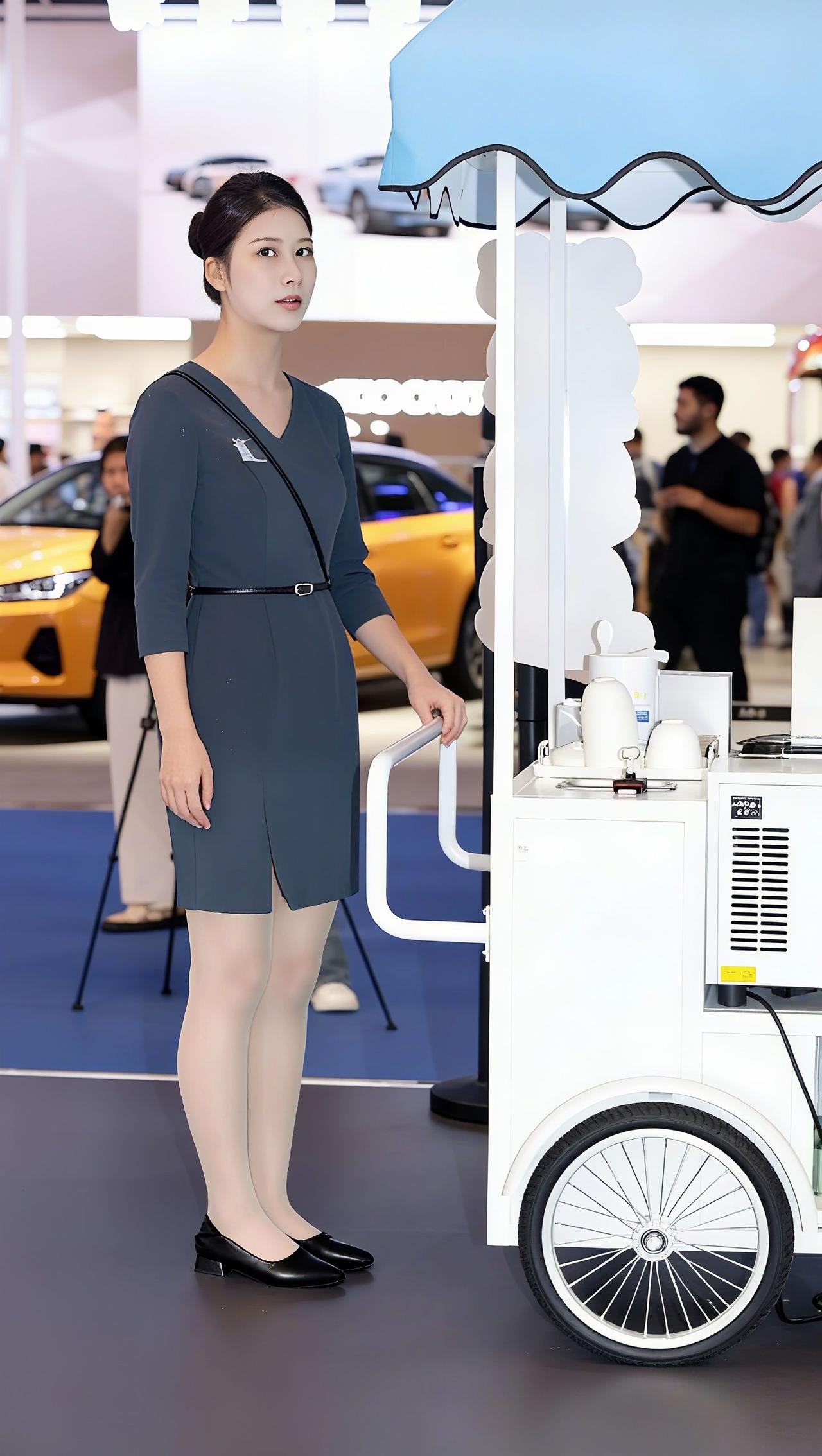 优雅穿搭，时尚车展，尽显风采！👗🚗💃