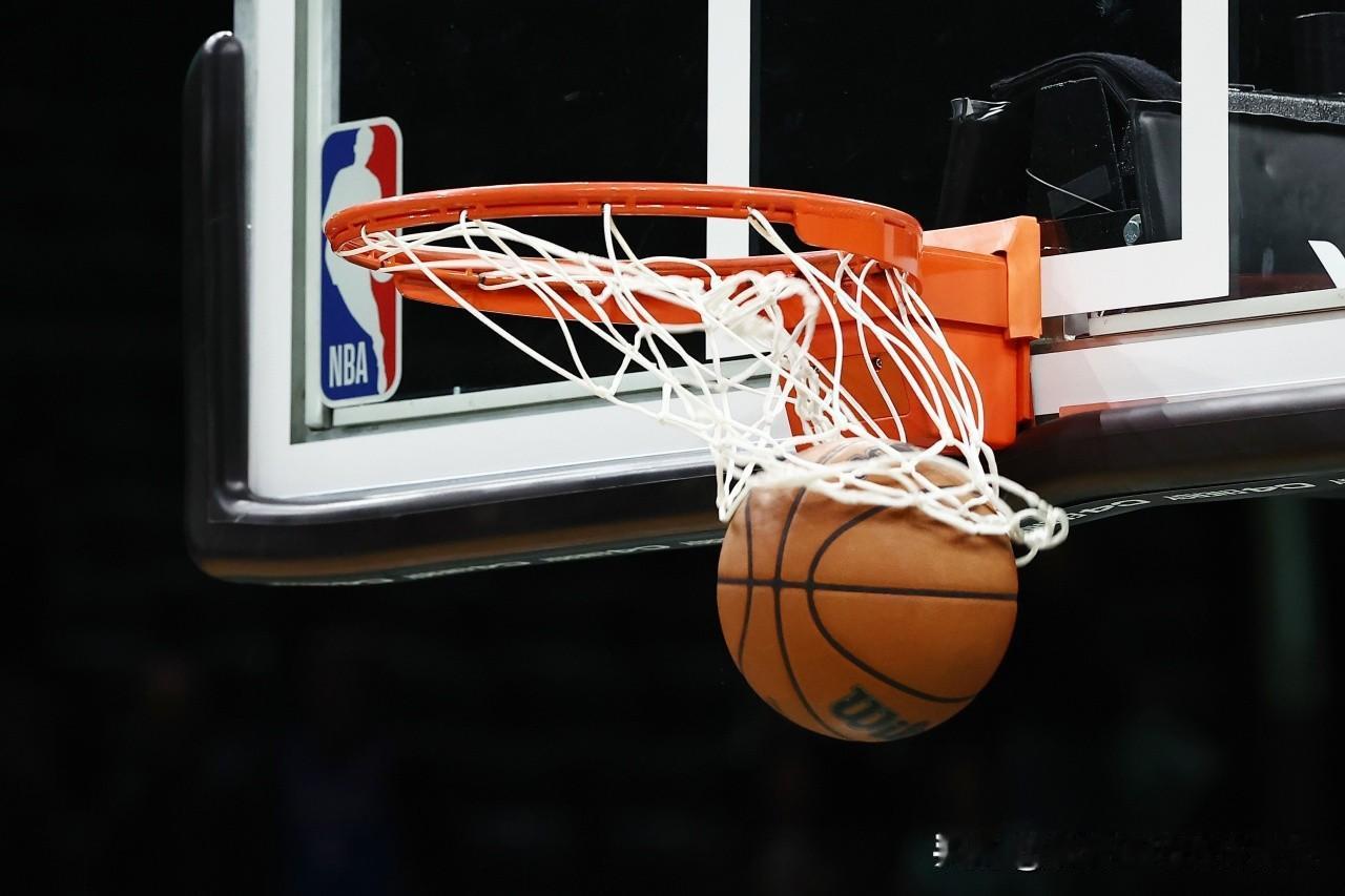 NBA总决赛G3明日将在纽约主场打响
尼克斯带着2:0的优势回到主场
马刺则是站