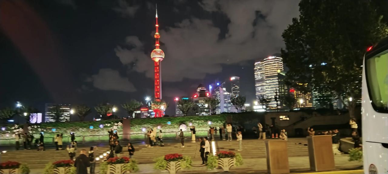 上海外滩的美丽夜景让人留涟往返