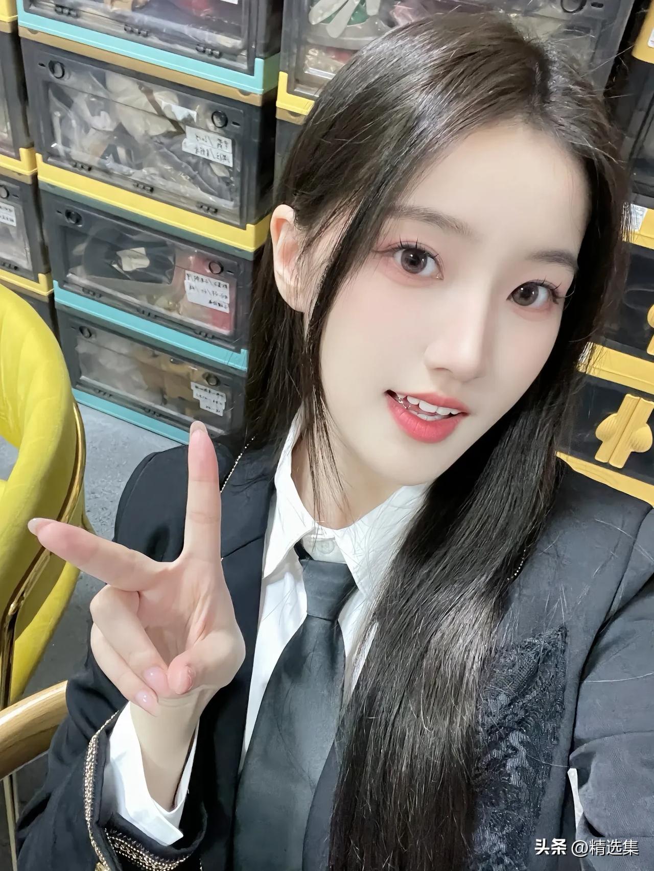 黑衣美人，笑靥如花。