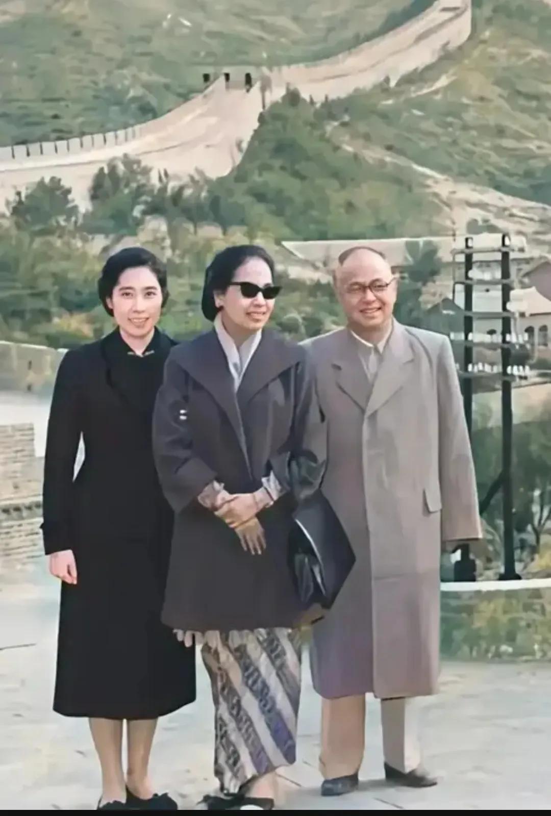 1962年，王光美站在长城之上，留下了这张珍贵的老照片。镜头中的她身穿一袭黑色旗