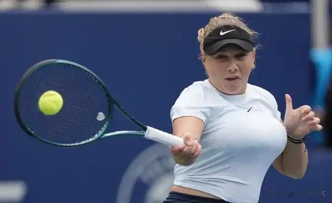 苦战三盘药娃逆转小米辣
北京时间2月19日，2026年wTA1000迪拜站女单四