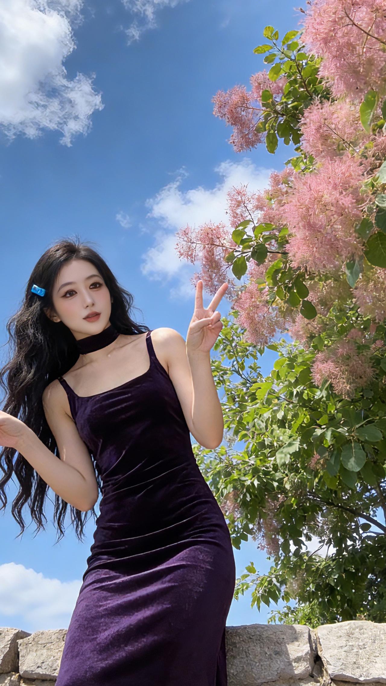 这抹紫调自带故事感，丝绒面料在光线下泛着细腻柔光，
贴身剪裁勾勒出流畅腰臀线，鱼