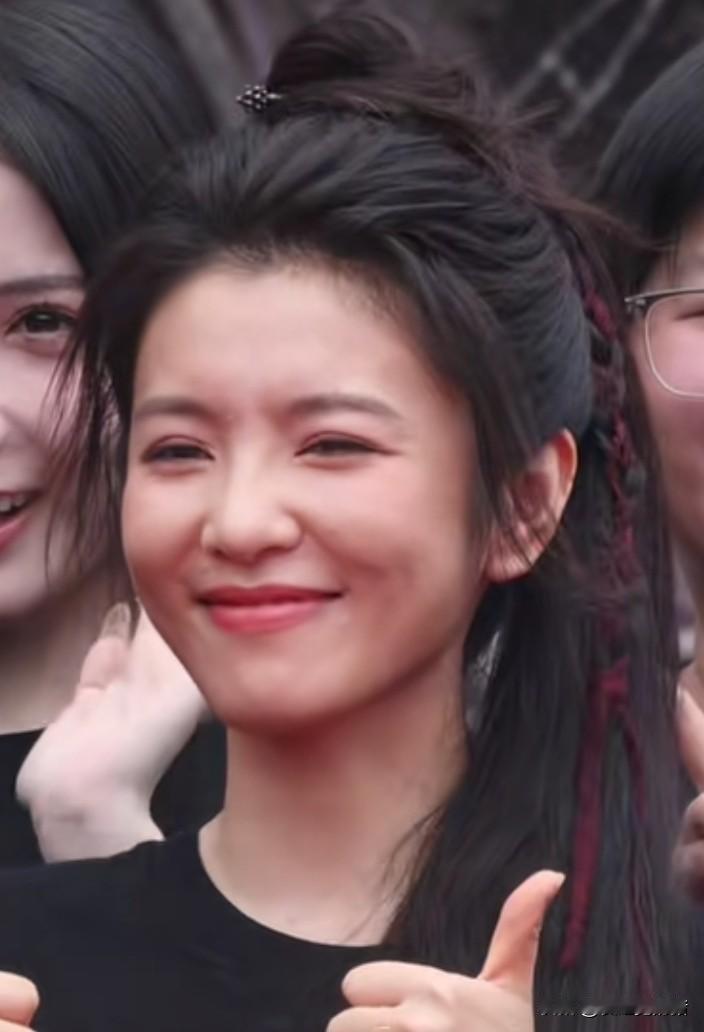 李云霄的颜值说不上美，
就是普通人水平，
不丑也不抢眼，不过她整个人的感觉特别好