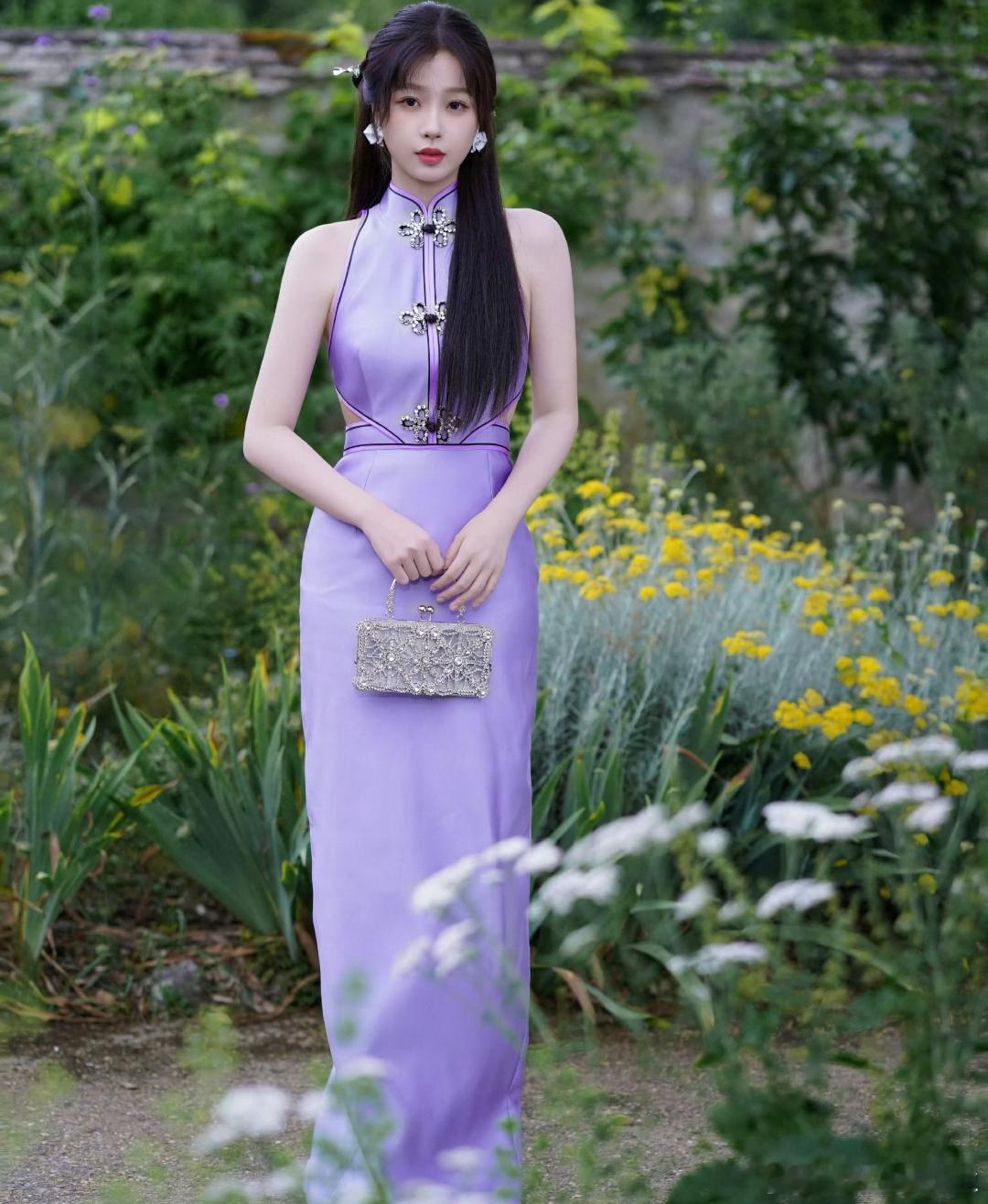 #虞书欣[超话]#新中式和欣欣子的适配度好高[色][色][色]小宝每次的营业都能