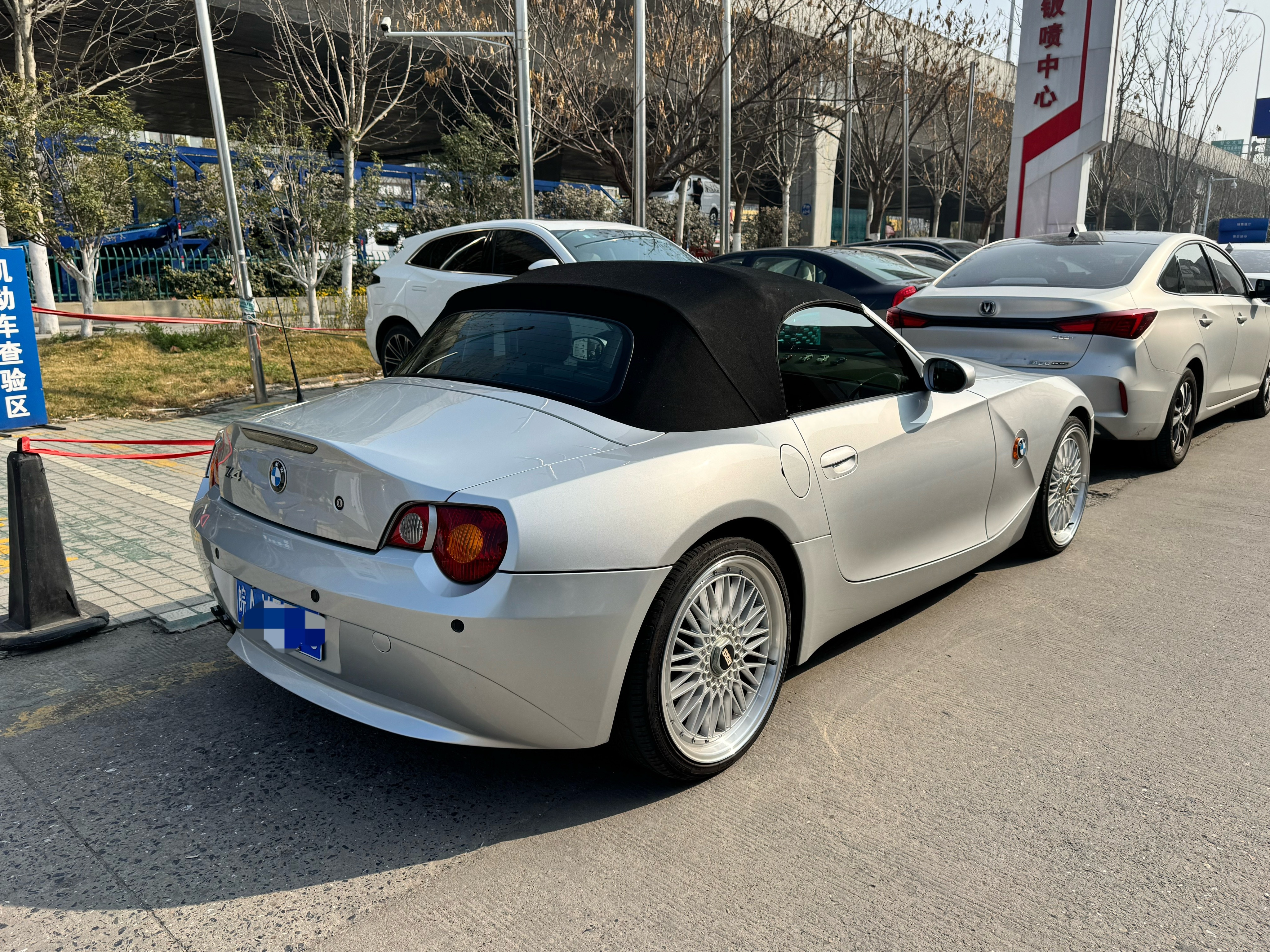 初代的宝马Z4！真的震惊到我了！保养的还如此之好，这可是一台搭载3.0 L6缸发