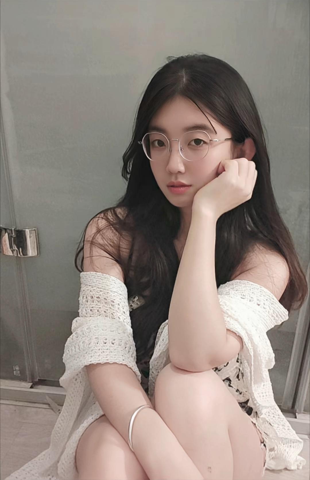 今天是甜妹分享女神美图分享美女穿搭服饰 穿搭 日常