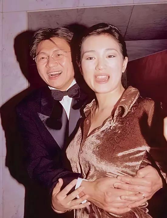 这是巩俐当年和老公的合影，那时候好年轻，好漂亮，他们也好恩爱啊！然而，一切都在变
