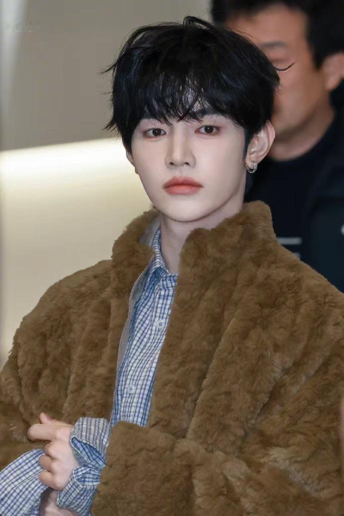 章昊卷毛毛绒小熊 章昊卷毛毛绒小熊，章昊今日机场饭拍，棕色毛绒外套卷毛造型，完全