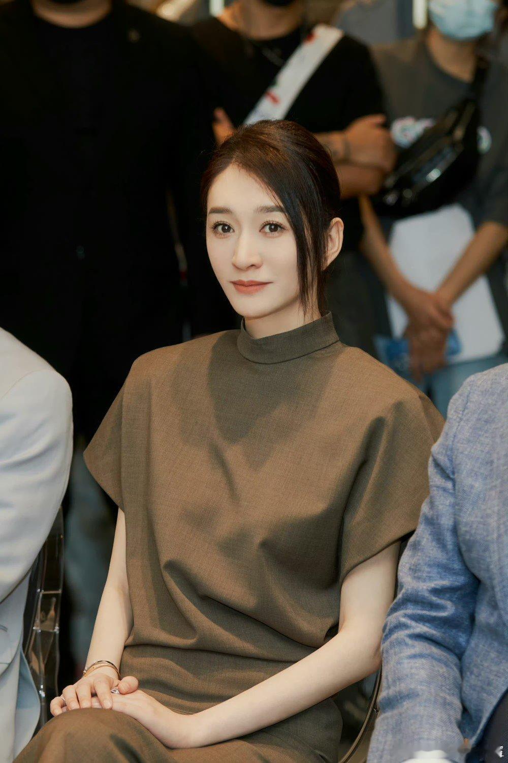 欧迪芬悄悄送李小冉的成团礼 谁能不羡慕这份长线情谊，老朋友悄悄备好成团惊喜赠予李