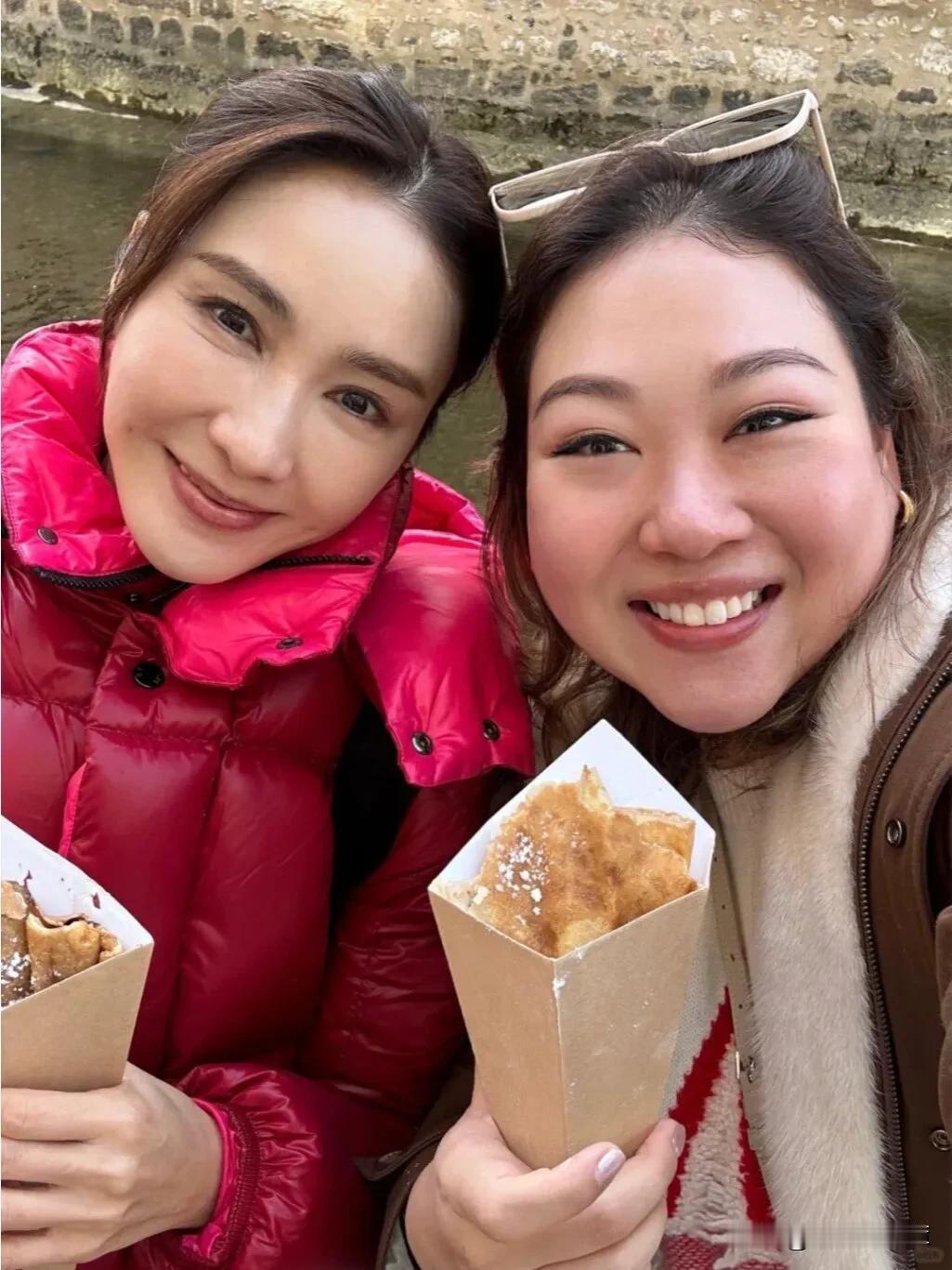 52岁黎姿与何超琼干女儿曾昭怡包机一同游法国。照片中黎姿和曾昭怡笑容满面精神焕发