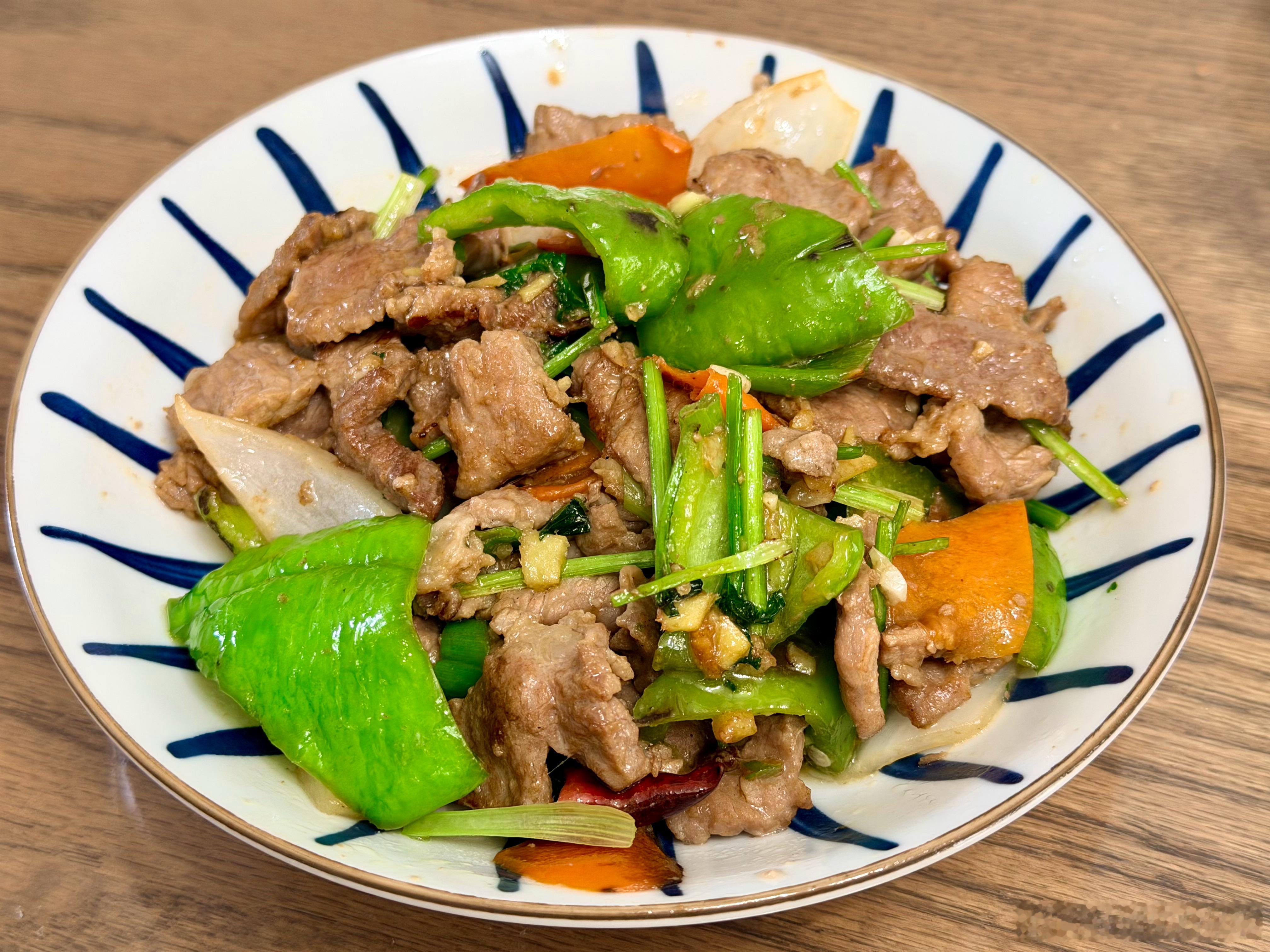 被投喂的很多饭的中午最近牛肉吃的很多昨天烤牛肉今天炒牛肉真的是向着体重的高峰并进