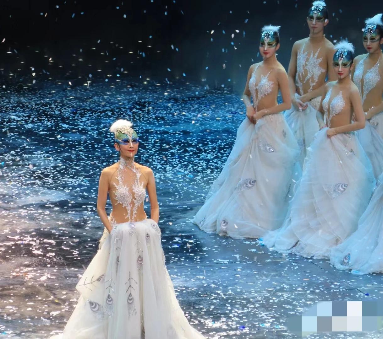 杨丽萍的孔雀舞，
如果都是雌孔雀，那就是艺术，
美轮美奂。
有了雄孔雀，
画风就