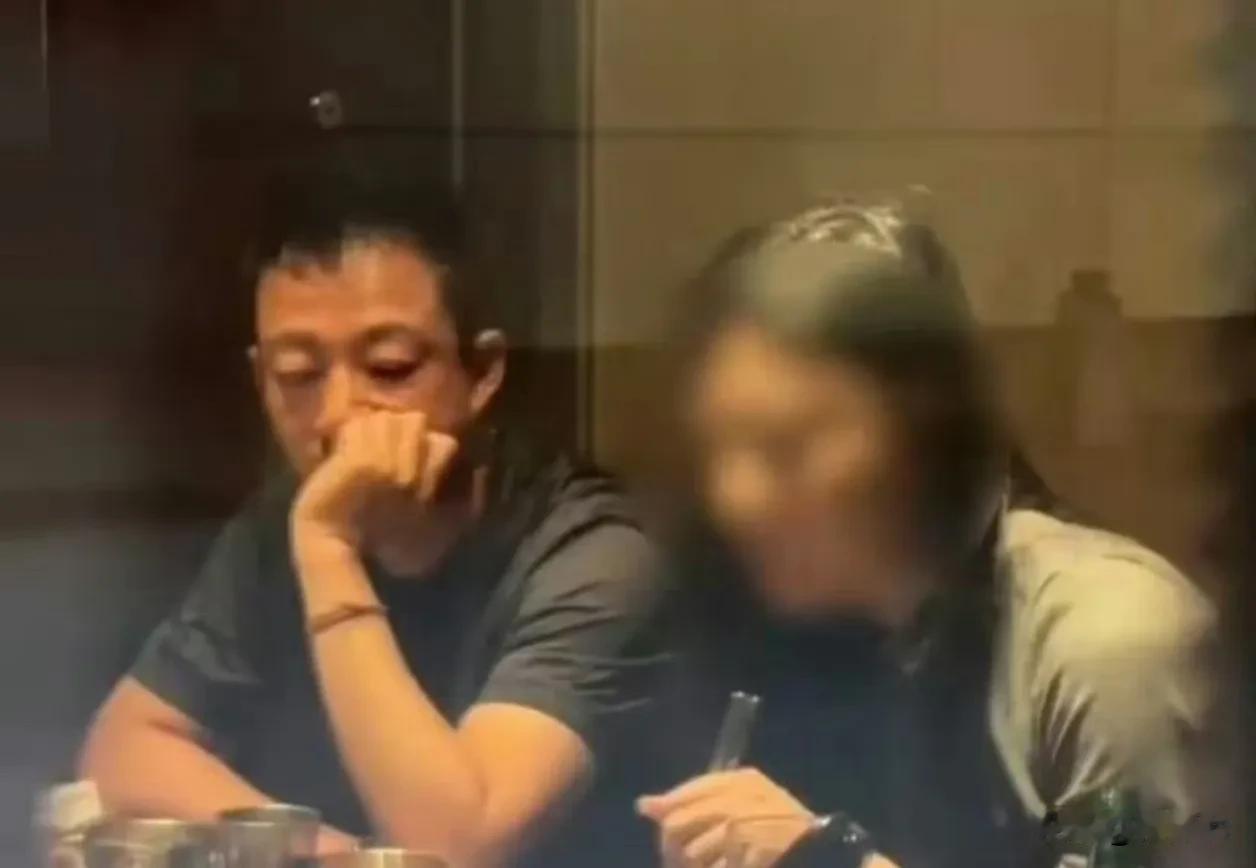引爆全网‼️汪小菲和酷似大S女子吃饭，马筱梅在家直播带货🔥🔥
今日狗仔又又拍