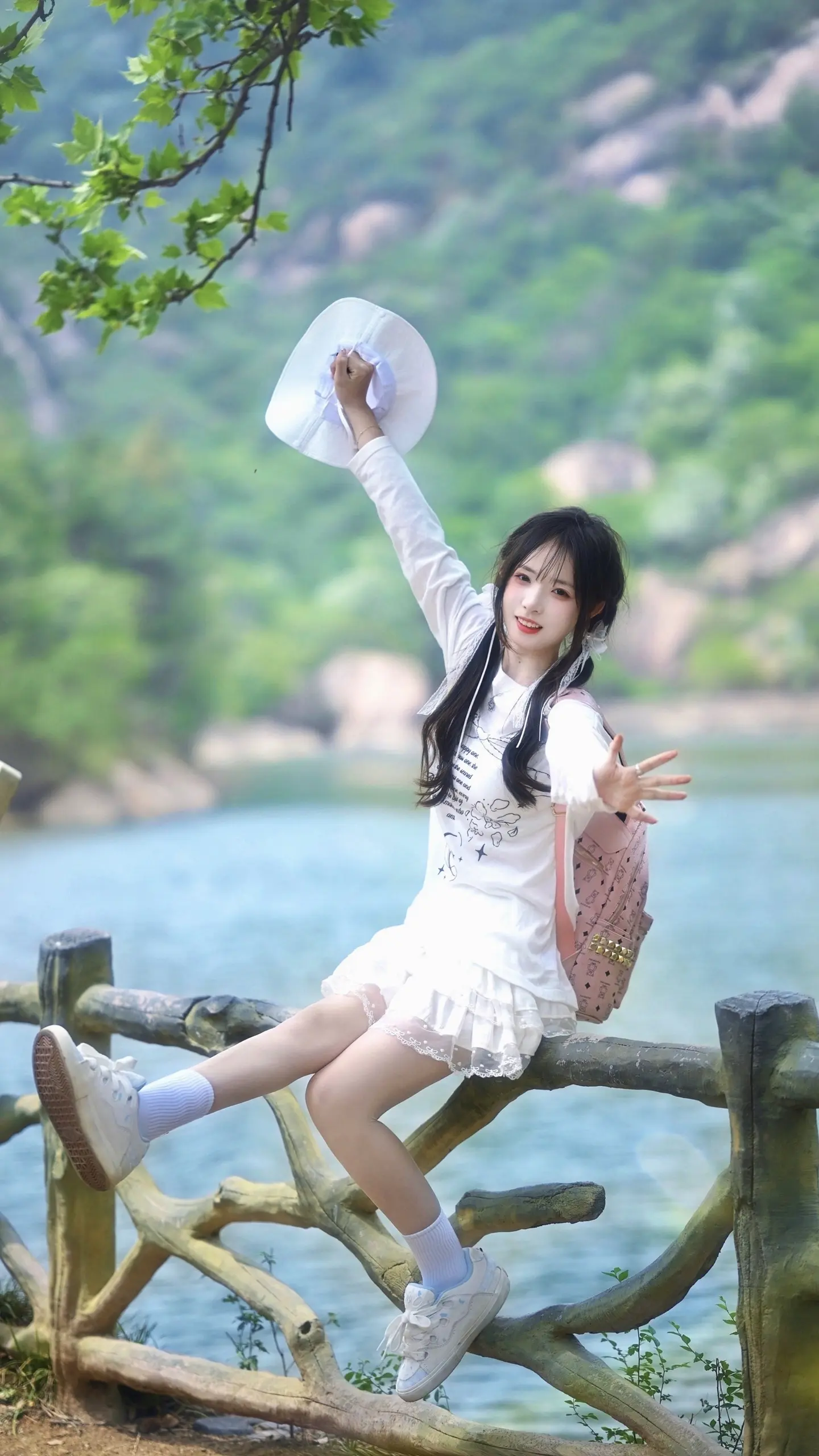 🚆𝑮𝒐 𝒈𝒐 𝒈𝒐…青春不止书本和文字 还有山海与自由 女大学生