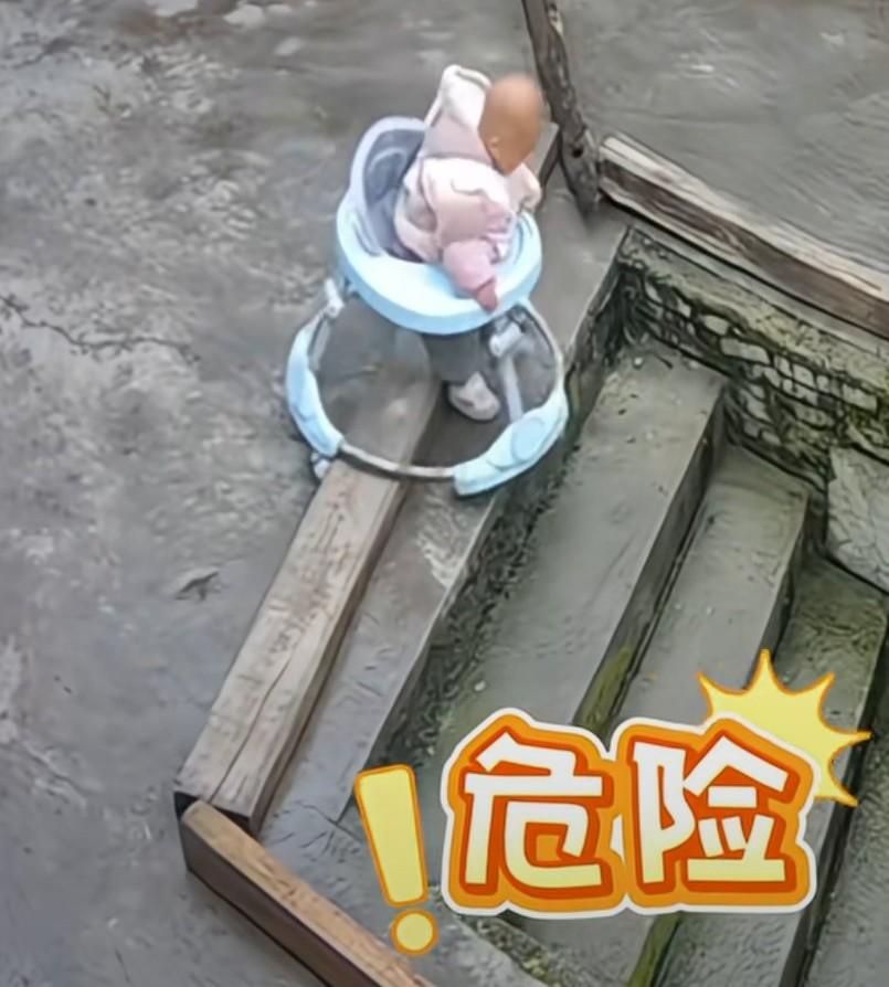 宝宝坐学步车走到了楼梯口，下一秒不慎摔了下去，
翻了好几个滚，卡在了台阶上，
家
