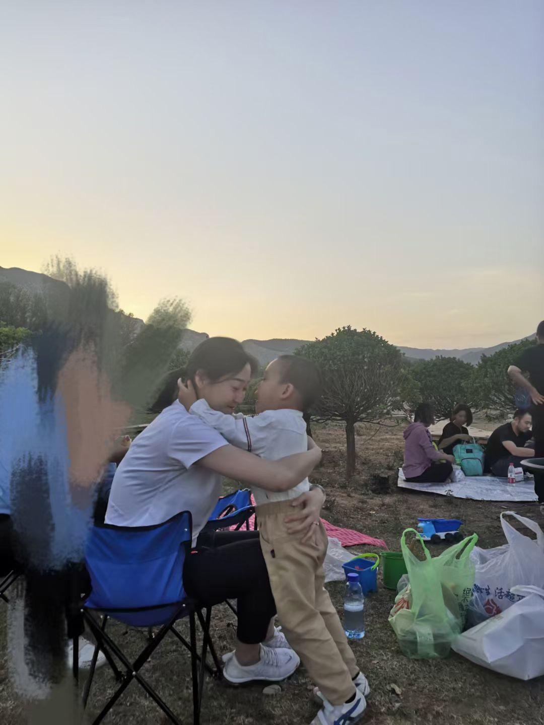 我们这一代父母好像都很会爱小孩
衣服鞋子早早就准备好下个季节的喜欢的东西不用他过