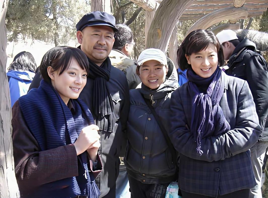 照片上的演员，你都能叫出名字吗？我觉得他们都参演了电视剧《小姨多鹤》。
    