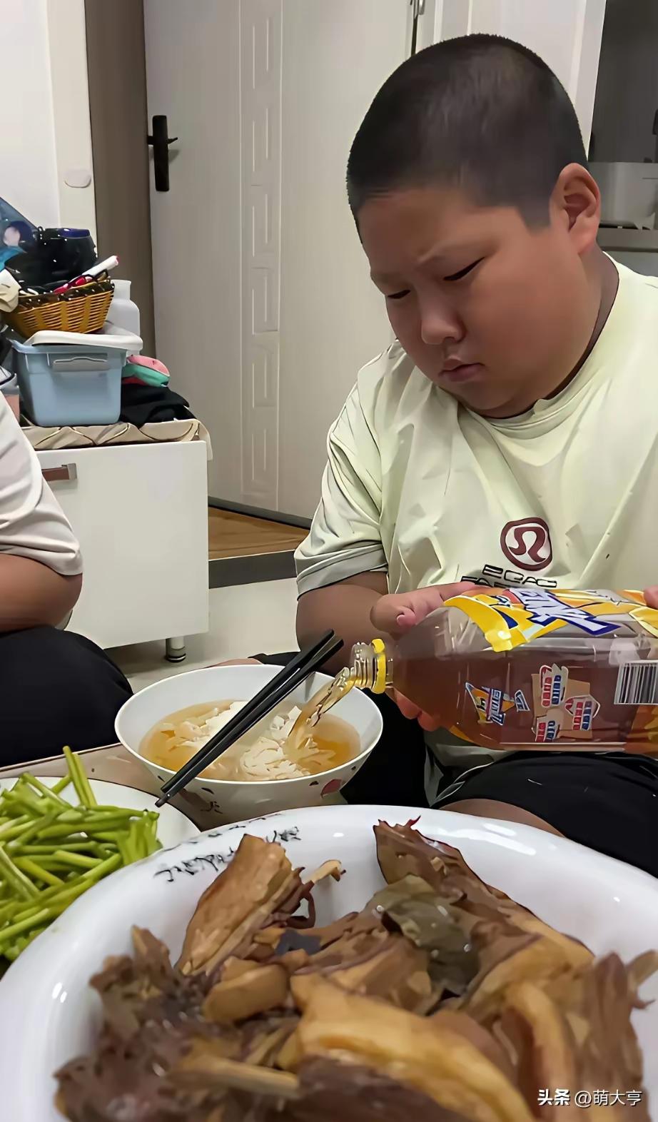 今天去朋友家吃饭，没事就随口夸了一句他儿子“真有福气”，没想到孩子居然先喝了一大