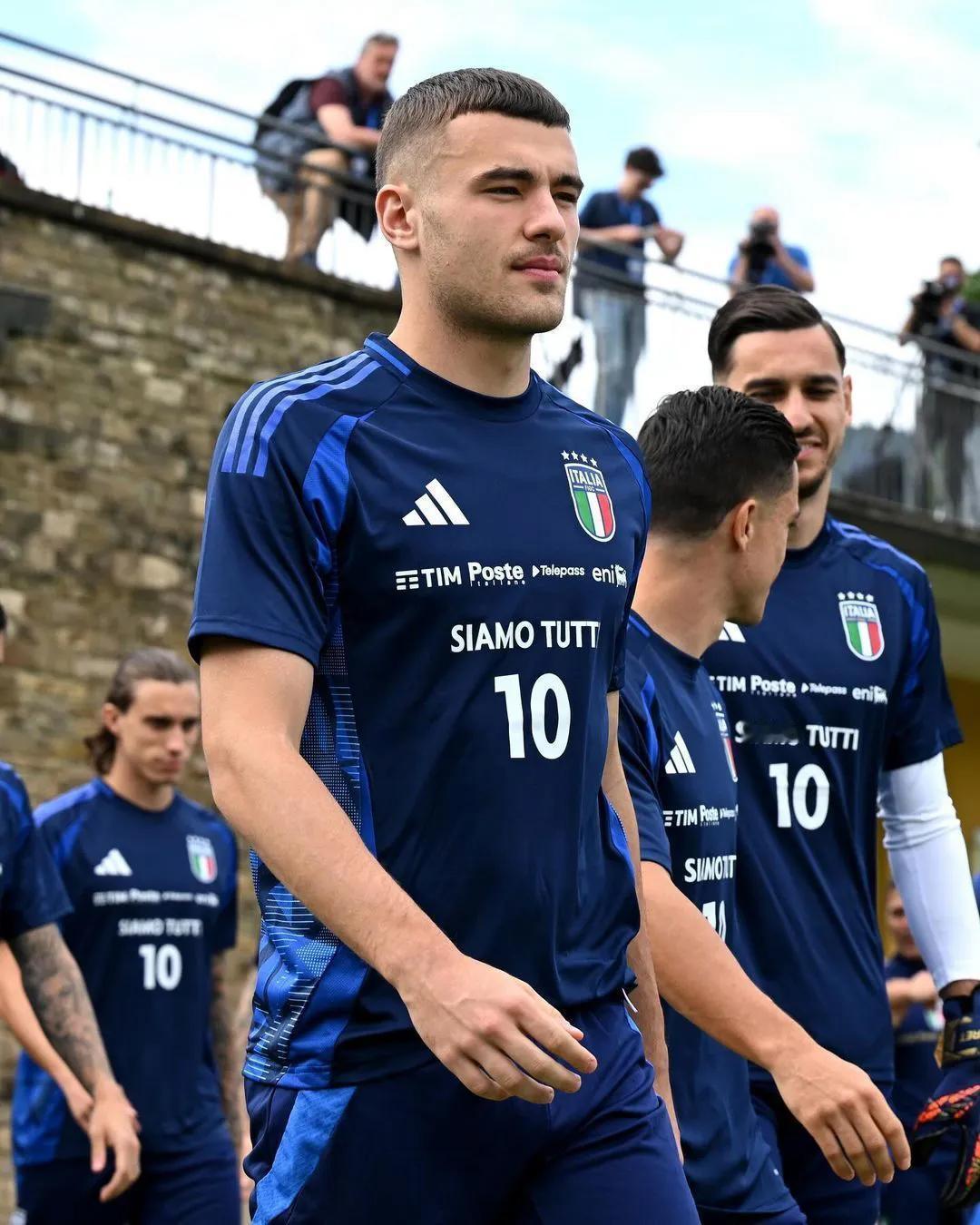 🇮🇹
#足球场精彩瞬间# 
钟爱的意大利国脚
除了若日鸟和有色球员之外