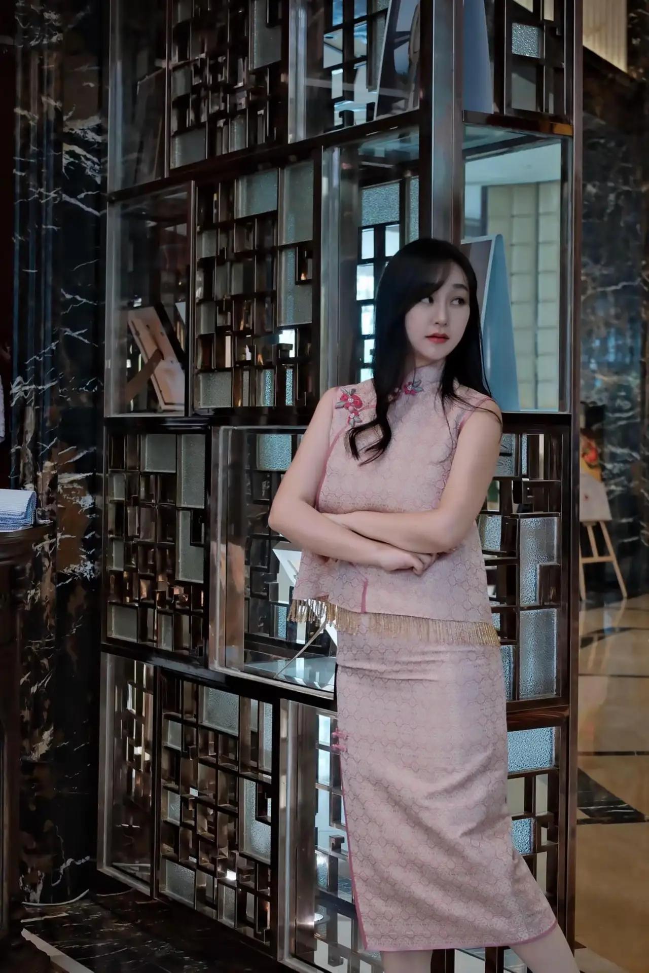 暮春的午后，阳光穿过雕花窗棂，在屏风的几何纹路上织就细密的光网。她端坐在红木圈椅