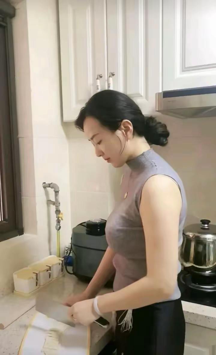 女人对待感情
第一，心地要善
第二，姿态要稳
第三，内心要强
第四，眼光要准
 